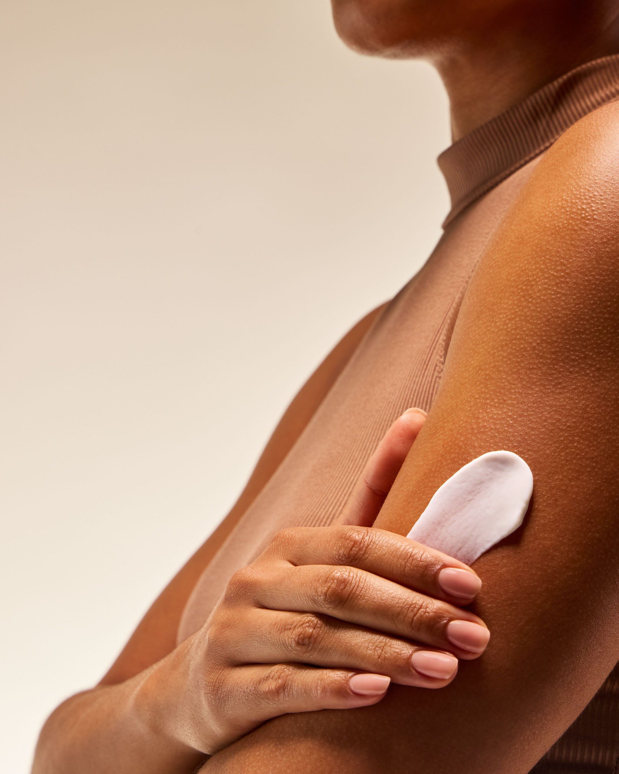 身体乳每天都要用吗:按需求安排频率的涂抹场景参考图